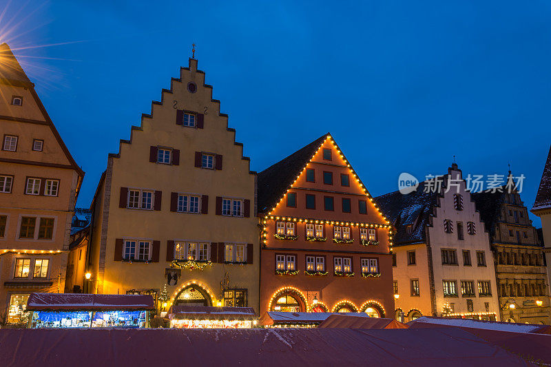 圣诞市场在Rothenburg ob der Tauber，德国在蓝色时间